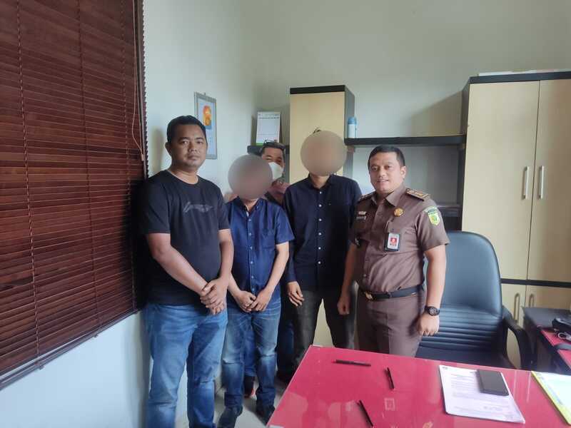 Tersangka dan Barang Bukti Tambang Ilegal Marangkayu