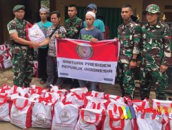 Bantuan Presiden RI untuk Tenda Pengungsi disalurkan oleh Prajurit Raider 300 