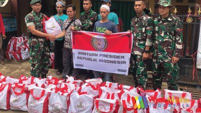 Bantuan Presiden RI untuk Tenda Pengungsi disalurkan oleh Prajurit Raider 300 