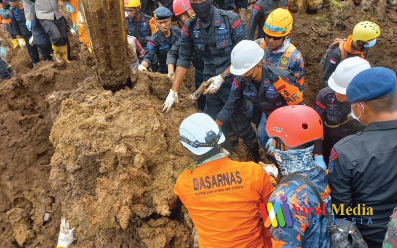 Evakuasi Lima Korban Gempa Cianjur