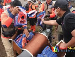 Kepala BNPB Mendistribusikan Logistik Menggunakan Sepeda Motor Kepada Warga Terdampak