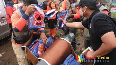 Kepala BNPB Mendistribusikan Logistik Menggunakan Sepeda Motor