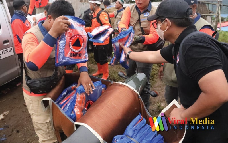 Kepala BNPB Mendistribusikan Logistik Menggunakan Sepeda Motor