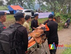 Di Desa Terisolir, Korban Gempa Cianjur Tertolong, Brimob Evakuasi Dengan Tandu