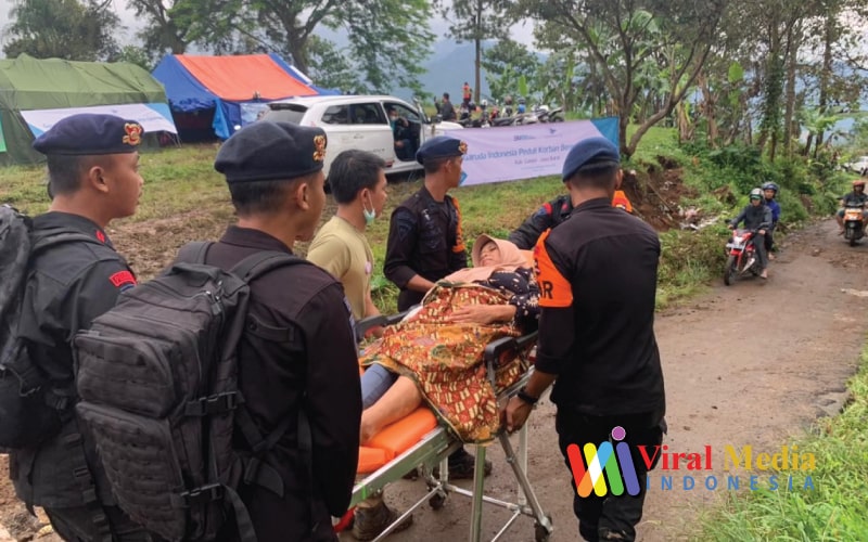 Di Desa Terisolir, Korban Gempa Cianjur Tertolong, Brimob Evakuasi Dengan Tandu