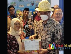 Menko Luhut Menyerahkan Kartu Keluarga Warga di Booth Dukcapil Sail Tidore Expo 2022