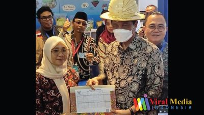 Menko Luhut Menyerahkan Kartu Keluarga Warga