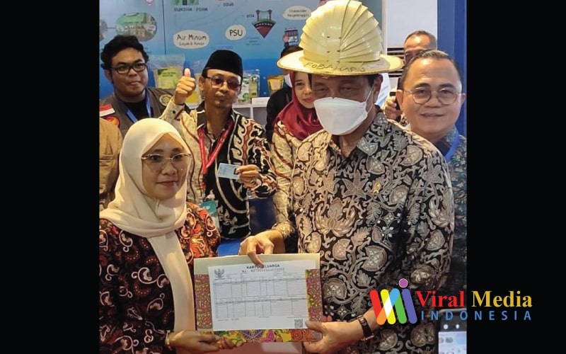 Menko Luhut Menyerahkan Kartu Keluarga Warga