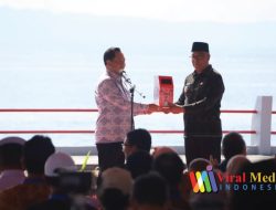 Pada Acara Sail Tidore Peak 2022, Mendagri Menyerahkan ADM Kepada Masyarakat Nusantara Kota Tidore