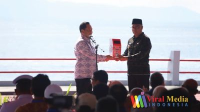 Pada Acara Sail Tidore Peak 2022, Mendagri Menyerahkan ADM Kepada Masyarakat Nusantara Kota Tidore