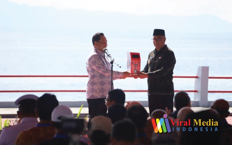 Mendagri Menyerahkan ADM