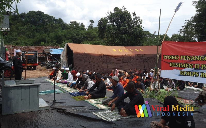 Polisi Menggelar Salat Jumat Dan Salat Gaib
