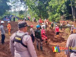 Polisi Sedang Mencari Korban Hilang Yang Sempat Bergantung Di Pohon