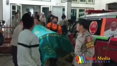 Polisi di Dawuan Membantu Prosesi Pemakaman Korban