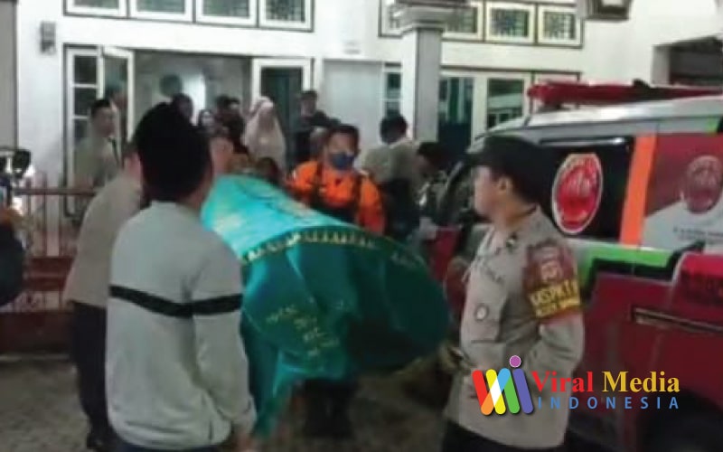 Polisi di Dawuan Membantu Prosesi Pemakaman Korban