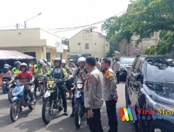 Polri Menggunakan Motor Trail Untuk Mendistribusikan Bantuan Kepada Korban Gempa di Daerah Terpencil