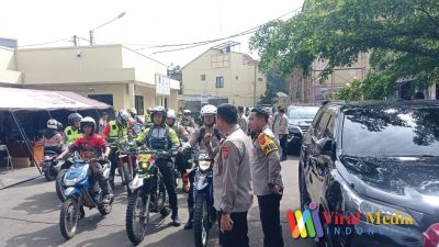 Polri Menggunakan Motor Trail Untuk Mendistribusikan Bantuan