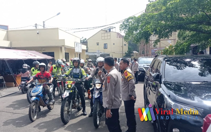 Polri Menggunakan Motor Trail Untuk Mendistribusikan Bantuan