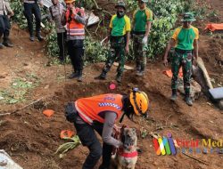 Polwan K9 Menerjang Longsor Saat Mencari Korban Gempa Cianjur