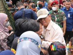 Prabowo Subianto Memberikan Bantuan Sosial Langsung Kepada Korban Gempa di Cianjur