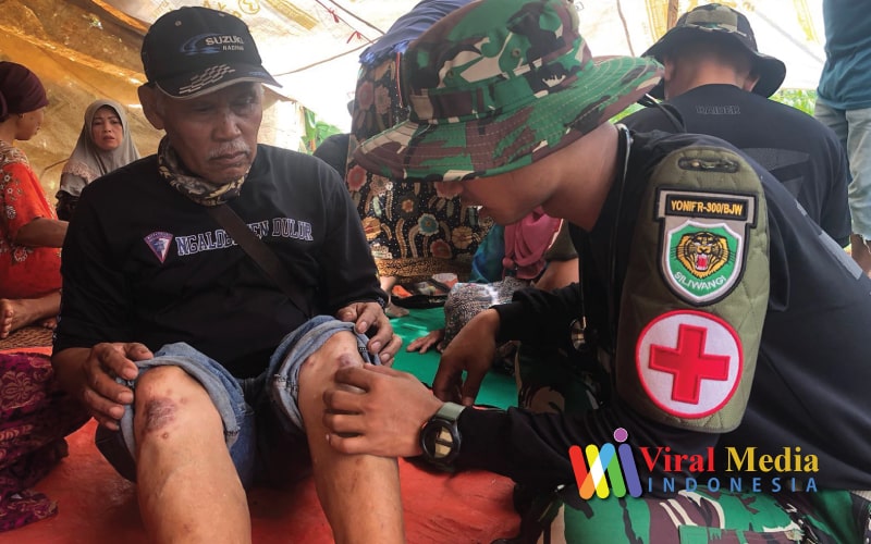Tim Yonif Raider 300 Beri Pengobatan