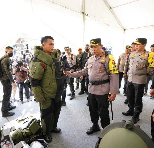 kapolri Cek Peralatan dan Kesiapan Personel