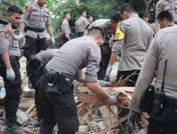 Bakti Untuk Negeri, Polri Bersihkan Puing-puing Rumah Warga