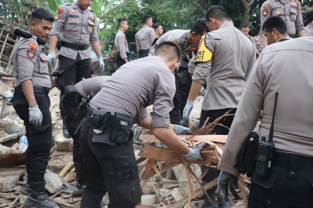 Polri Bersihkan Puing-puing Rumah Warga