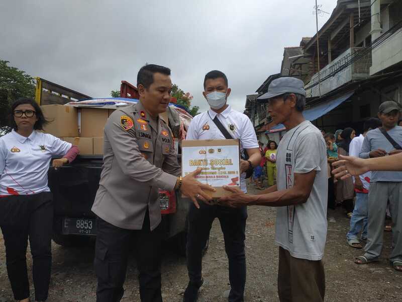 Bataliyon Rinaksa Sakala Mandala Akpol 2010/B adakan Bakti Sosial