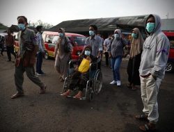 Berbondong-bondong Naik Angkot, Warga Bakal Terima Bantuan Presiden Mulai dari Rp 10 Juta
