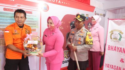 Ketua Bhayangkari Cabang Peduli Personil Pospam Operasi Lilin 2022