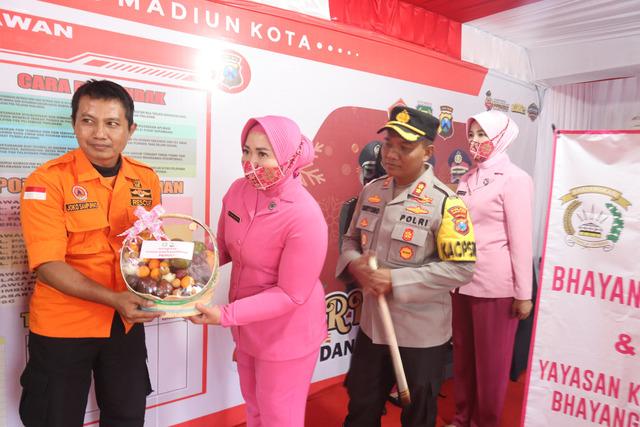 Ketua Bhayangkari Cabang Peduli Personil Pospam Operasi Lilin 2022
