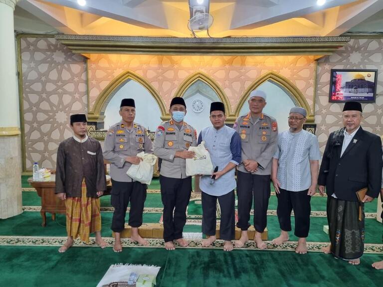 Dirbinmas PMJ Pimpin Penyerahan Bantuan Sembako dan Alquran