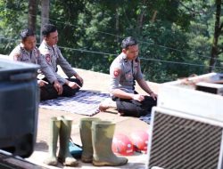 Di Sela-Sela Pencarian Korban Gempa Bumi Cianjur, Polri Tetap Laksanakan Kewajiban Beribadah