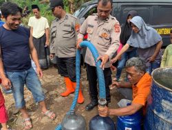 Kabid Humas Polda Jabar : Polri Menyalurkan Air Bersih untuk Korban Gempa Bumi Cianjur
