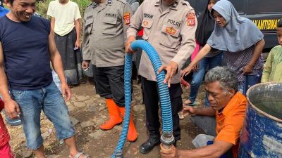 Kabid Humas Polda Jabar : Polri Menyalurkan Air Bersih untuk Korban Gempa Bumi Cianjur