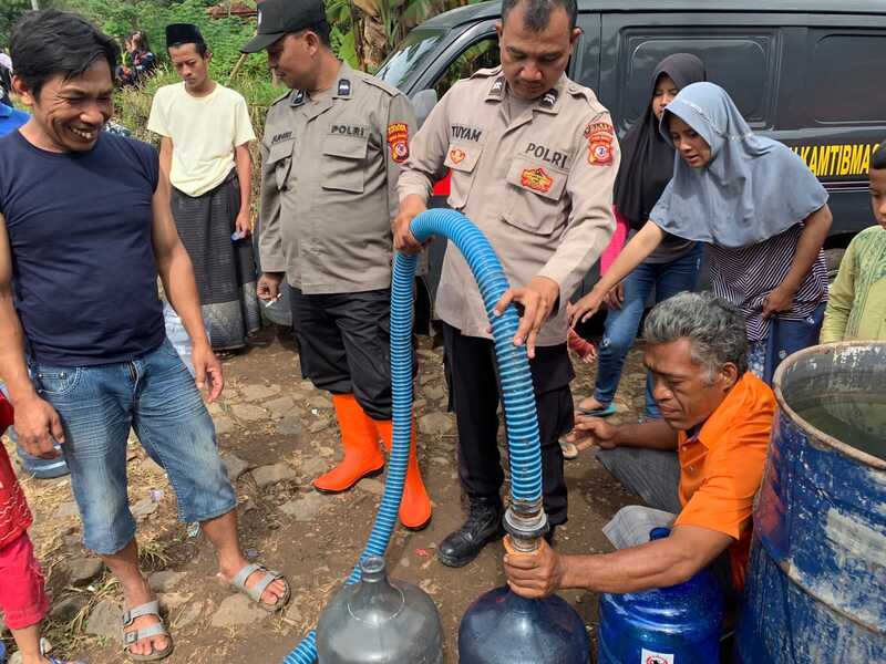 Polri Salurkan Air Bersih untuk Korban Gempa Bumi Cianjur