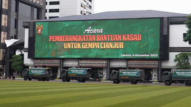 Kasad Kirimkan 10 Truk Bansos Lanjutan TNI AD ke Cianjur