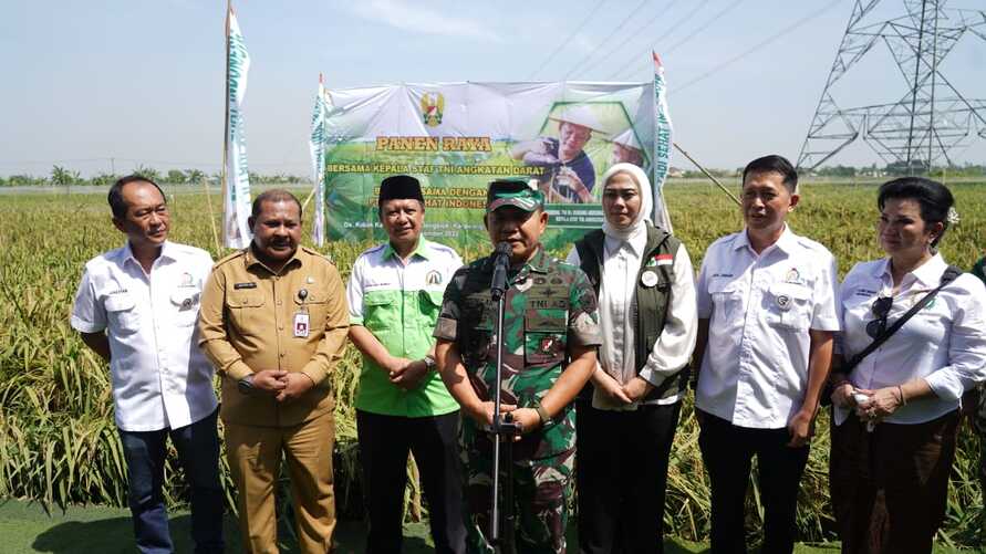 Kasad Panen Raya Padi Unggulan di Karawang
