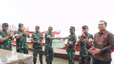 Kasad Serahkan Perahu Motor Kepada Babinsa Pulau Mursala