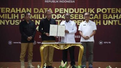 Kemendagri Menyerahkan DP4 untuk Pemilu 2024