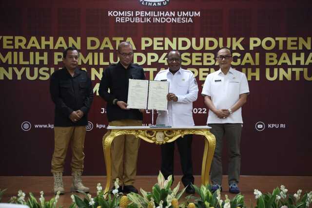Kemendagri Menyerahkan DP4 untuk Pemilu 2024