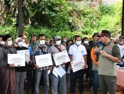 Kepala BNPB Salurkan Dana Stimulan Kepada 647 Warga Nagrak Terdampak Gempa Cianjur