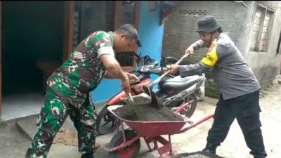Bhabinkamtibmas Membantu Warga Rehab RTLH