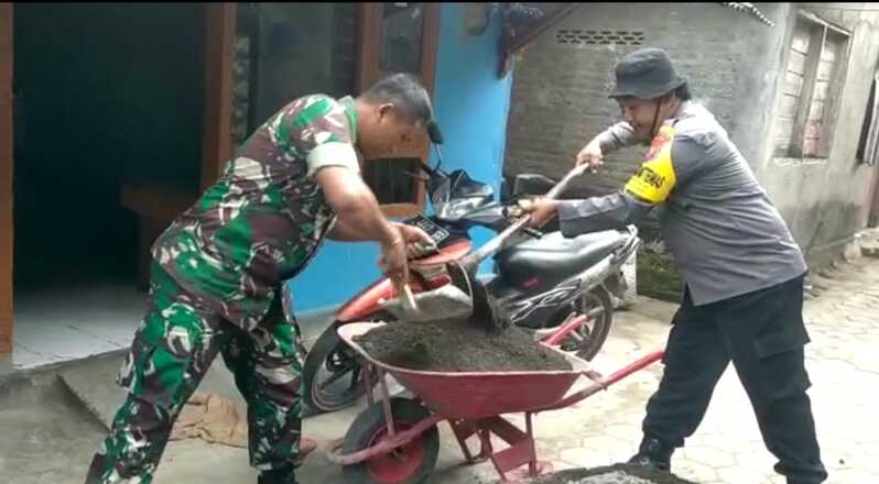 Bhabinkamtibmas Membantu Warga Rehab RTLH