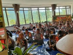 Kabid Humas Polda Jabar: Pasca Gempa Cianjur, Polri Bersama Masyarakat Salat Berjamaah