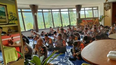 Pasca Gempa Cianjur, Polri Bersama Masyarakat Salat Berjamaah