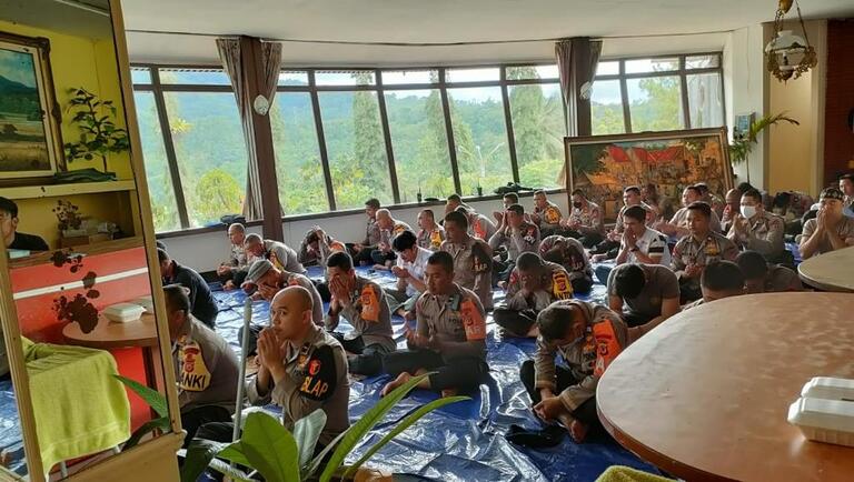 Pasca Gempa Cianjur, Polri Bersama Masyarakat Salat Berjamaah