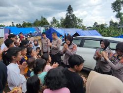 Polri Hibur Korban Bencana Alam Gempa Bumi Cianjur di Tenda Pengungsian