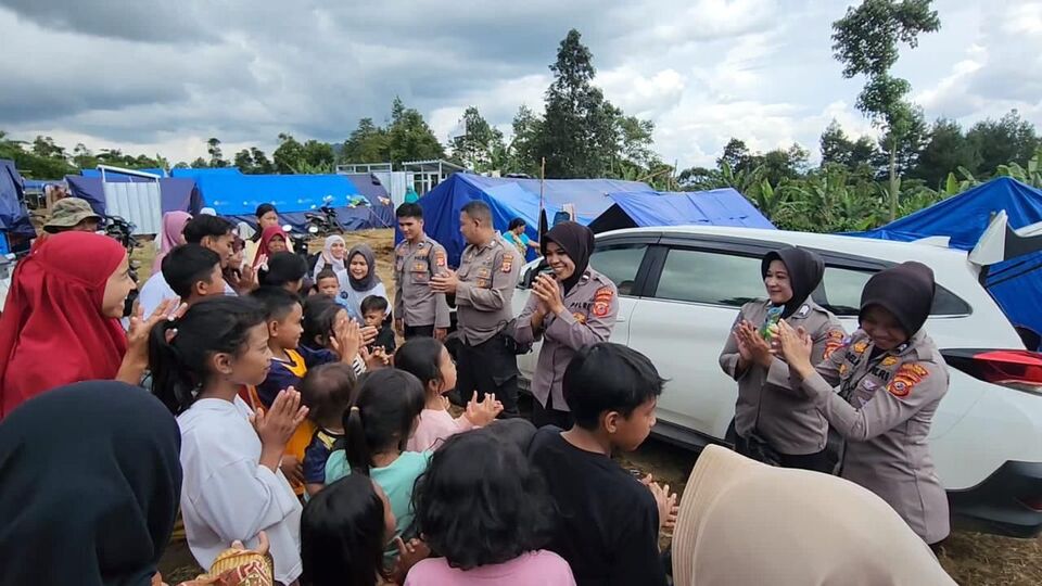 Polri Hibur Korban Bencana Alam Gempa Bumi